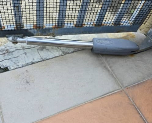 Pasang Autogate Baru Jalan Kebun